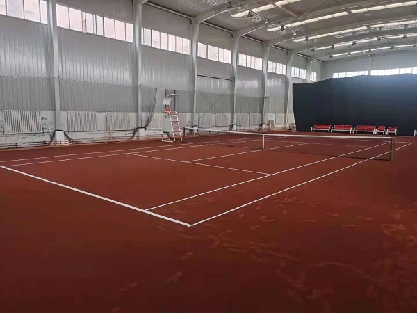 網球比賽中，對于球員來說，草地、硬地、紅土場地的不同是什么？