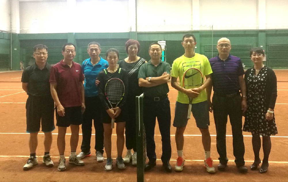 2017年6月5日～6日，前國家隊(duì)網(wǎng)球冠軍朱本強(qiáng)、甘肅省網(wǎng)球協(xié)會祁主席親臨我公司考察紅土場地