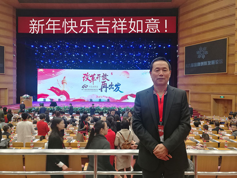 華蒙紅土網(wǎng)球場(chǎng)全體員工恭祝大家新年快樂(lè)！